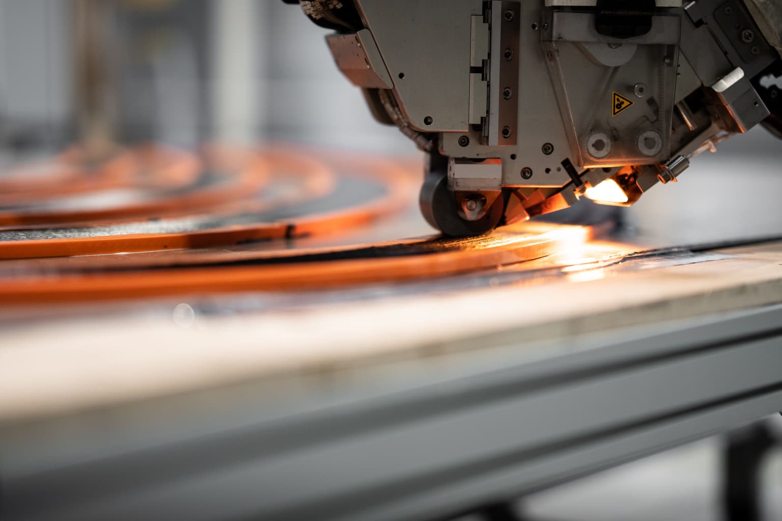 简讯:SMM Composites、Multiplast 和 Avel Robotics 正在法国 FC Cube 造船厂合作建造该船的大型碳纤维复合材料结构。4.jpg